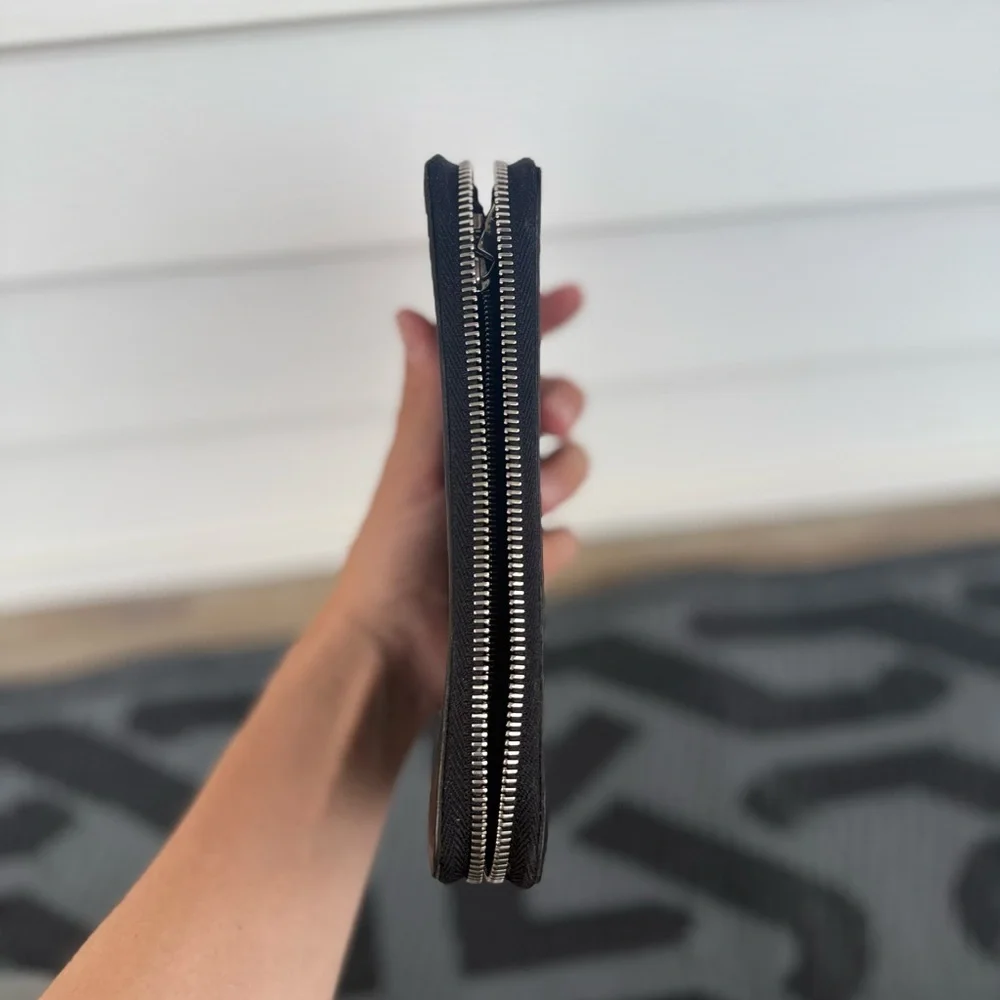 Louis Vuitton Leather Zippy Wallet with Subtle Embossed LV Monogram Logo - Picture 7 of 11